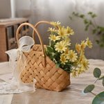 Petit panier de rangement en rotin sur une table décorative