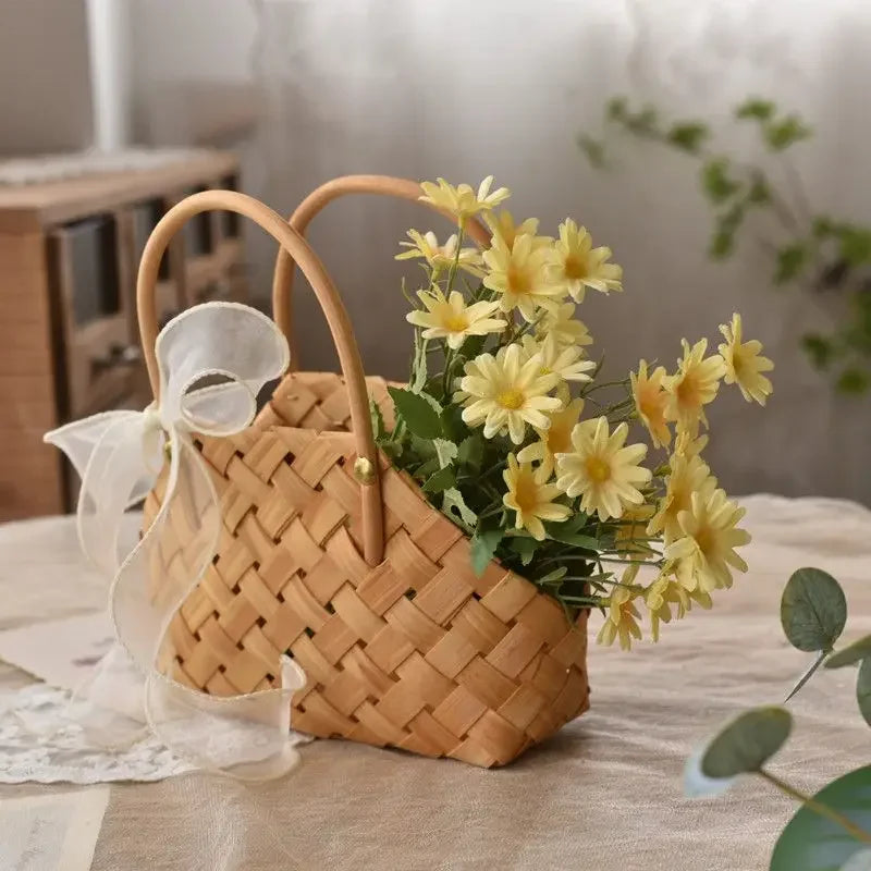 Petit panier de rangement en rotin sur une table décorative