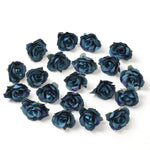 Composition de fleurs bleues artificielles dans un vase