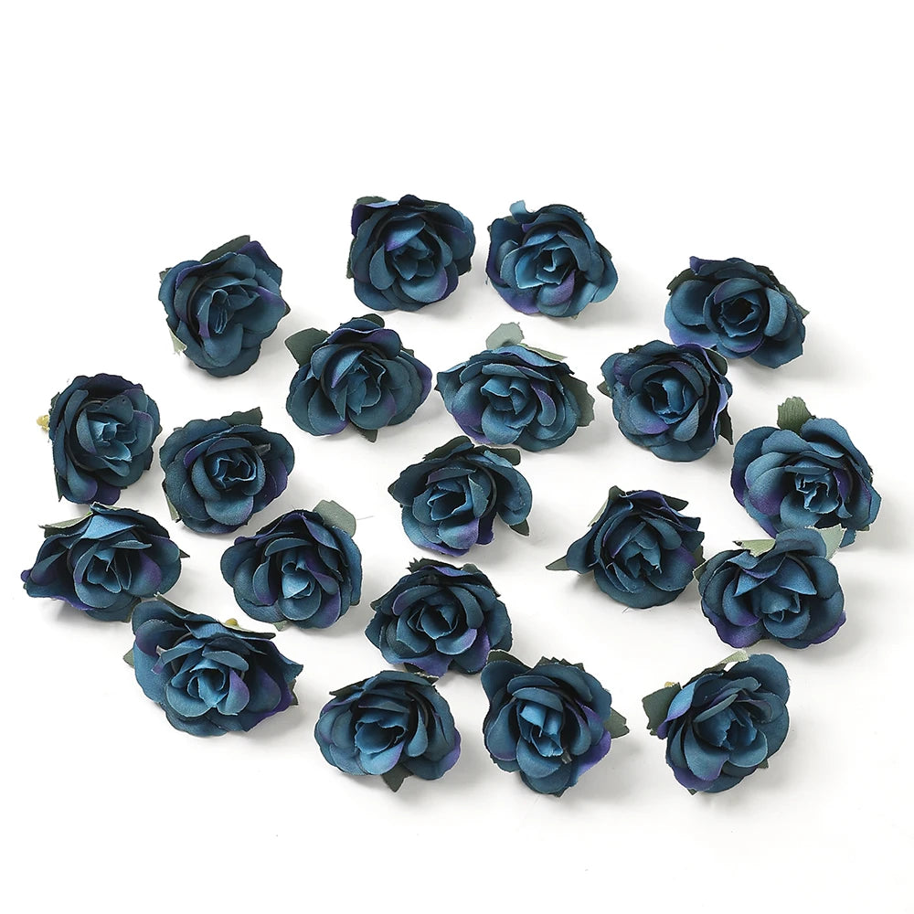 Composition de fleurs bleues artificielles dans un vase