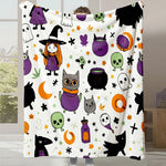 Motif Halloween avec des personnages mignons et amusants, comme des sorcières, des chats noirs, des fantômes et des citrouilles, sur un fond blanc avec des éléments décoratifs comme des étoiles et des feuilles d'automne.