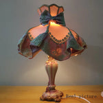 Vue de côté de la lampe de chevet rose dentelle