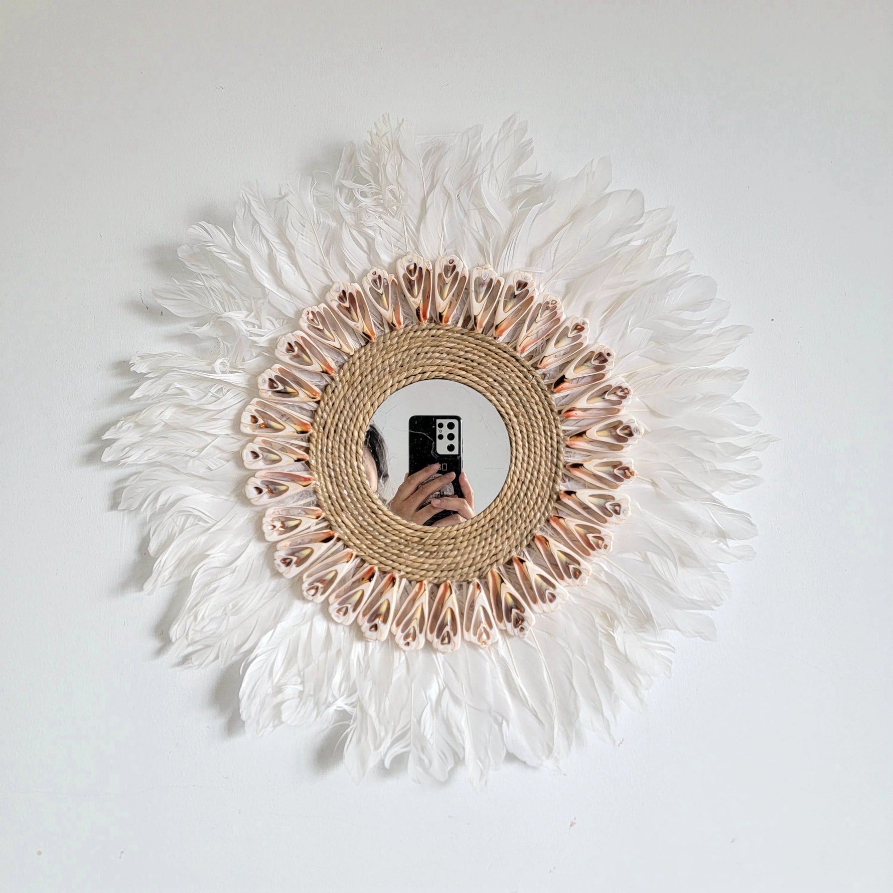 Miroir mural en rotin et plumes fait main