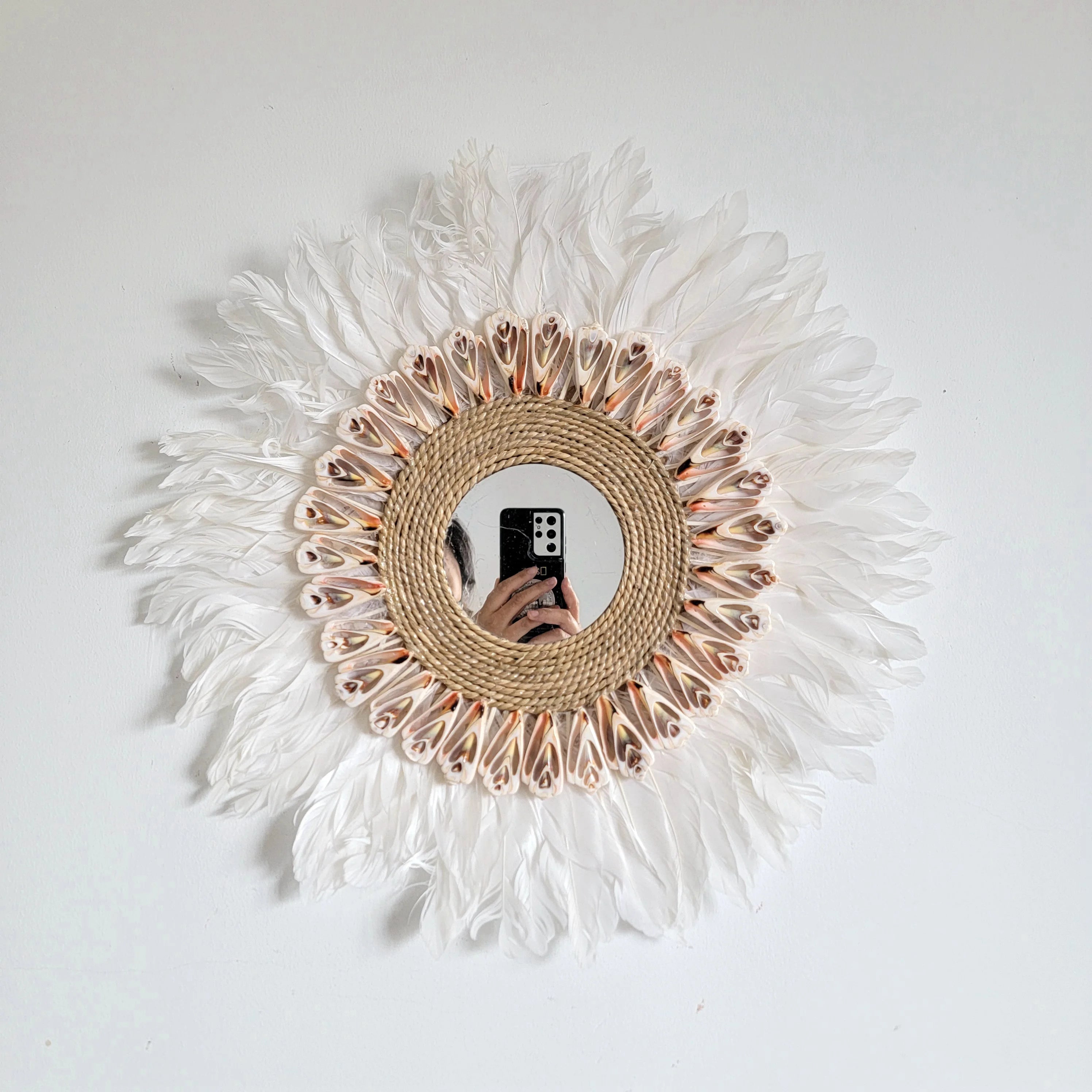 Miroir mural en rotin et plumes fait main