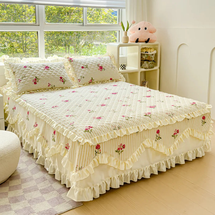 Couvre-lit matelassé en coton avec jupe dentelle sur un lit king