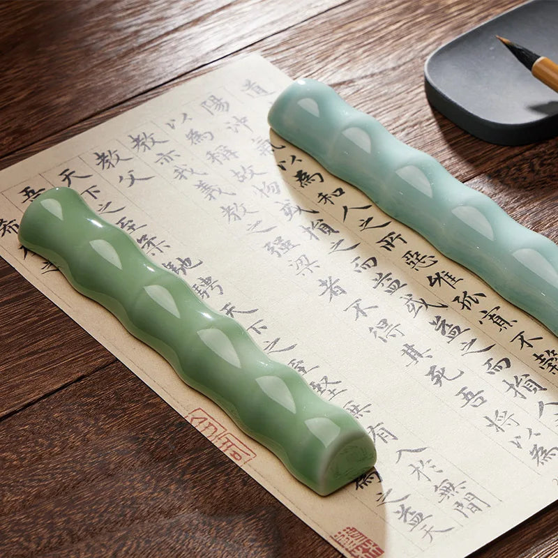 Presse-papier bleu avec porte-stylo pour outils de peinture