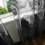 Rideau dentelle noire installé dans un salon avec lumière filtrante