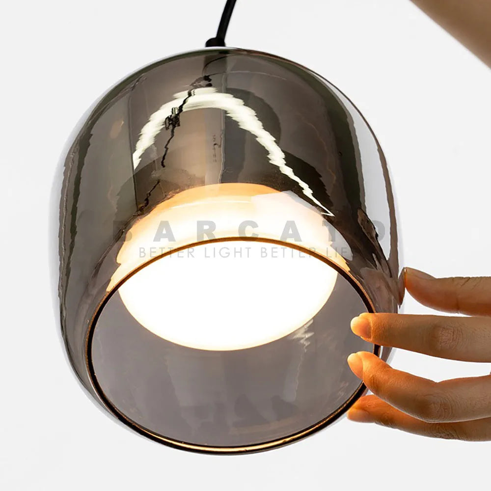 Lampe suspendue LED gris fumé au-dessus d'une table