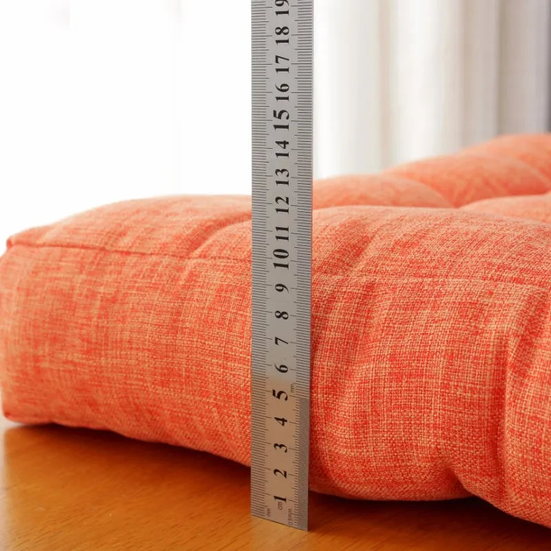 Coussin de sol gris clair près d'une cheminée pour détente