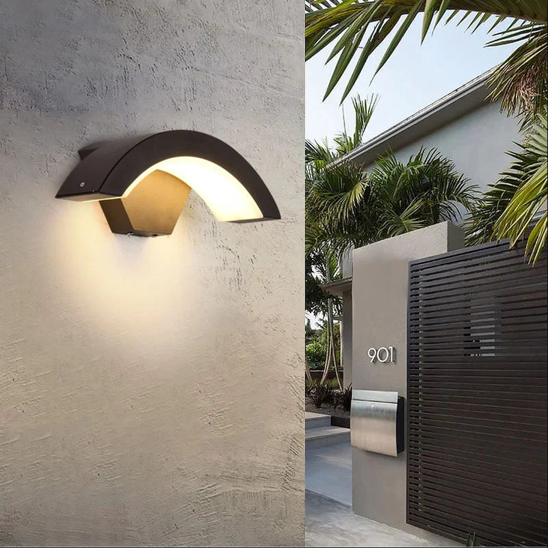 Vue de profil de l'applique murale en aluminium noir