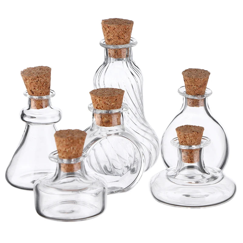 Mini vase en verre jaune clair avec bouchon en liège détaillé