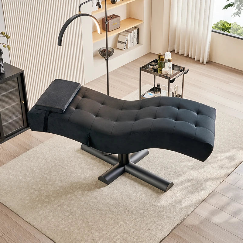 Chaise longue de massage autonome dans un espace de relaxation zen