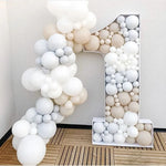 Panneau KT 3D monté dans une salle de fête d'anniversaire avec décoration coordonnée