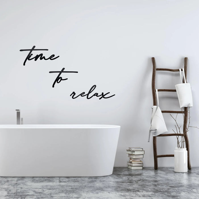 Panneau mural métal noir 'Heure de relaxation' dans une salle de bain moderne