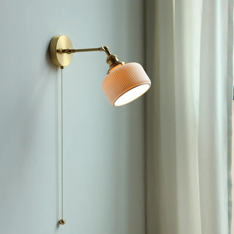 Éclairage doux de l'applique murale LED dans un escalier