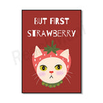 Un chat avec des oreilles mignonnes portant une couronne de fraises rouges sur un fond rouge vif.