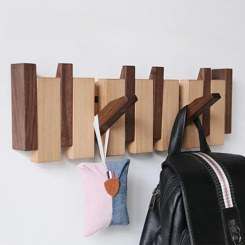 Porte-manteau mural en bois massif de couleur bleu clair accroché sur un mur blanc