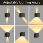 Applique murale LED en fonctionnement dans un jardin le soir