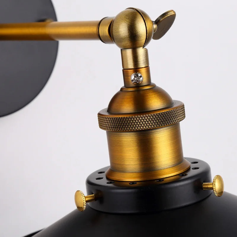 Lampe de chevet rétro installée sur une table de nuit en bois brut