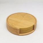 Un ensemble de sous-verres ronds en bambou naturel, empilés et rangés dans un bac rond.