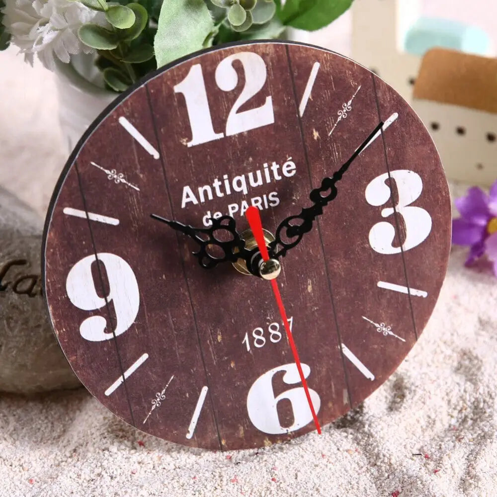 Horloge de bureau créative couleur blanche sur un mur gris
