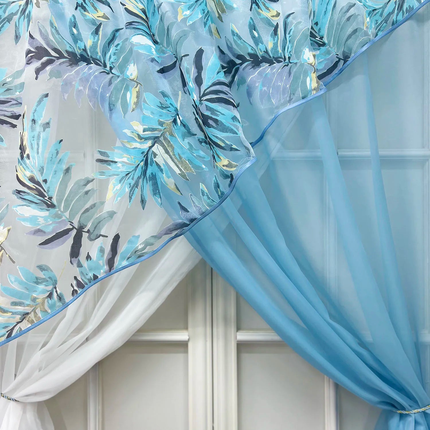 Rideau court tulle blanc bleu cuisine