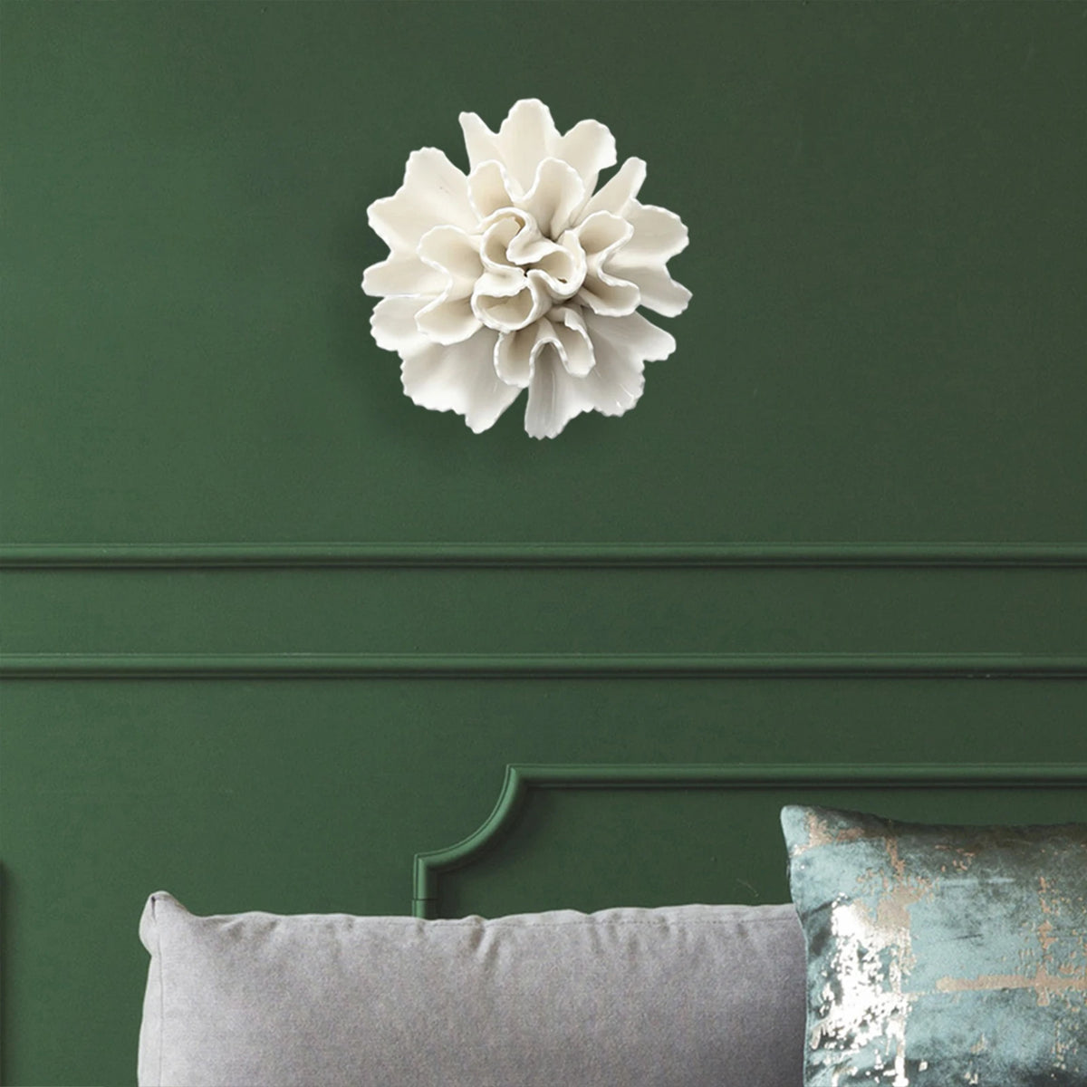 Mur de fleurs artificielles installé dans un salon moderne