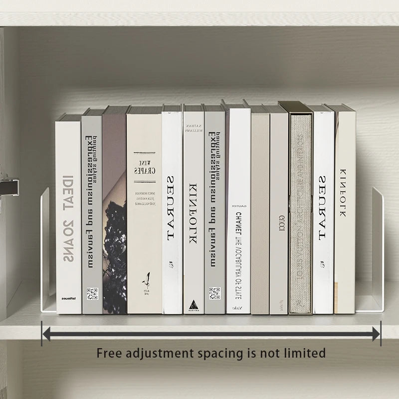 Serre-livres blancs dans bibliothèque décoration intérieure