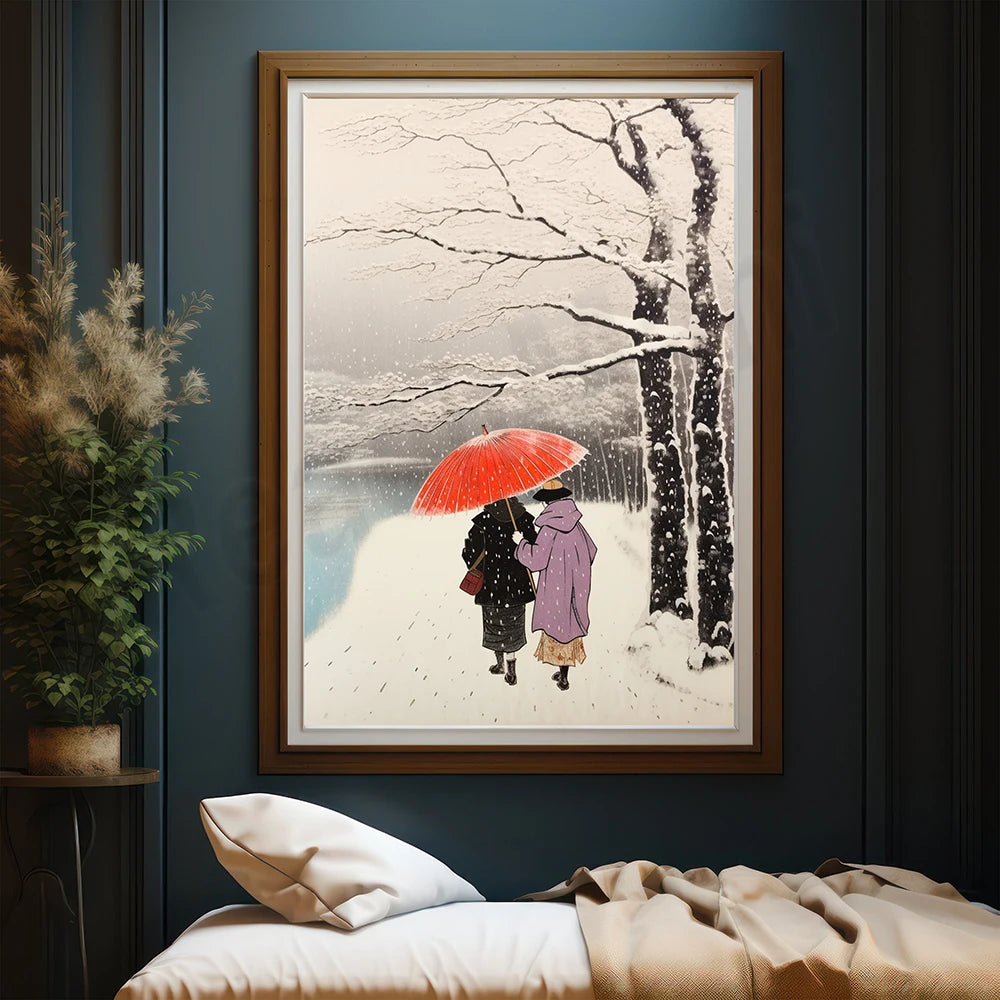 Deux personnes marchant ensemble sous un parapluie rouge dans un paysage d'hiver enneigé.