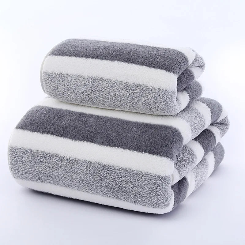 Ensemble de serviettes de bain à rayures noires sur fond blanc