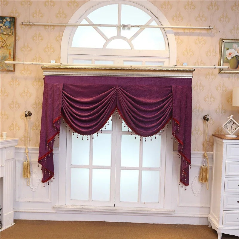 Détail de la matière en polyester tissé de la cantonnière