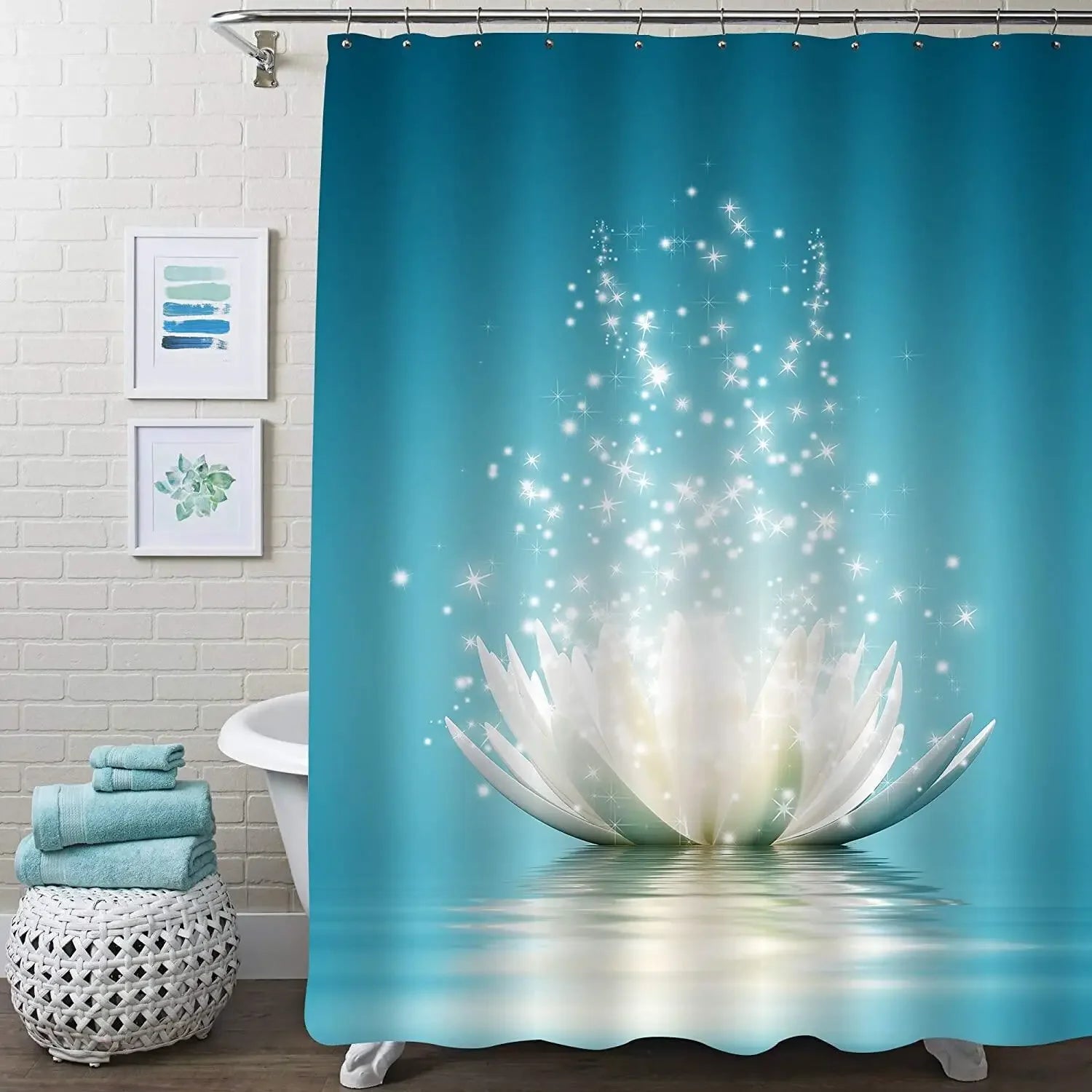 Rideau de douche floral asiatique en polyester blanc suspendu dans une salle de bain