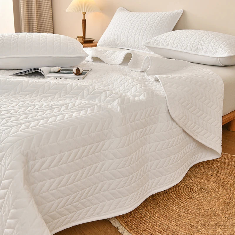 Taies d'oreiller blanches assorties au couvre-lit