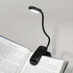 Mini lampe de lecture LED de couleur bleue sur un bureau