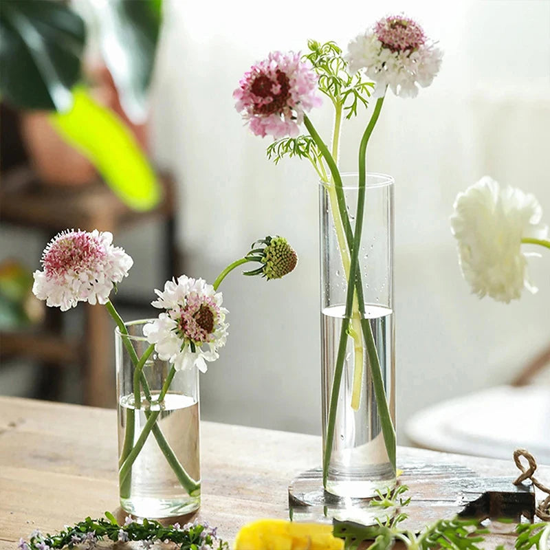 Vase en verre transparent posé sur une table en bois