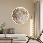 Horloge murale minimaliste accrochée dans un salon contemporain