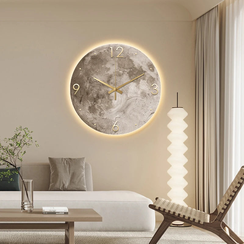Horloge murale minimaliste accrochée dans un salon contemporain