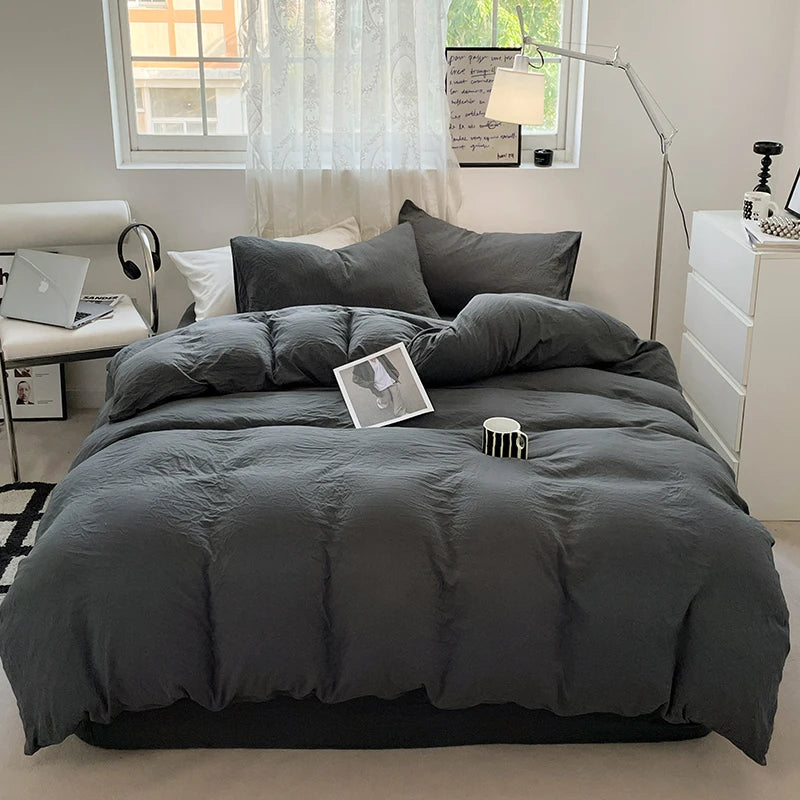 Housse de couette gris foncé brossée sur un lit double