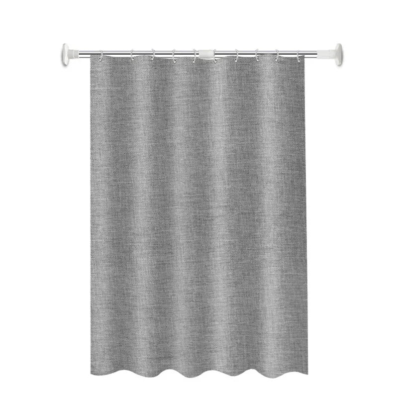 Image représentant des rideaux en tissu tissé de couleur grise et argentée avec des œillets en métal, fabriqués à partir de lin de qualité. Ces rideaux en lin apportent une élégance naturelle et une touche de sophistication à n'importe quelle pièce. Idéaux pour la décoration intérieure, ils sont également fonctionnels en bloquant la lumière extérieure.