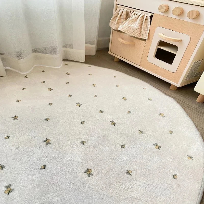 Un tapis moelleux à motifs étoilés dans une chambre d'enfant, avec un meuble de jeu en bois.