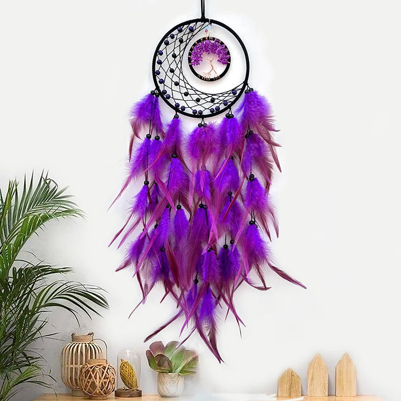 Captivant attrape-rêves violet suspendu avec plumes décoratives dans un décor végétal moderne.