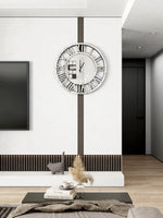 Horloge murale design grand format sur mur blanc