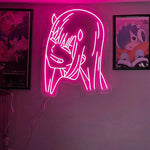Comparaison de l'enseigne néon LED rose avec d'autres décorations de chambre