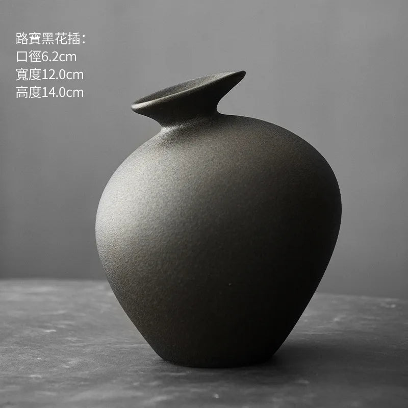 Cache-pot terre cuite noir dans une décoration salon épurée