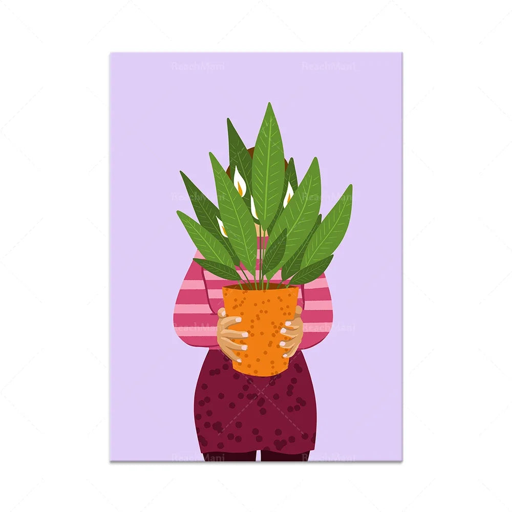 Une personne debout tenant dans ses mains un pot de plantes tropicales avec de grandes feuilles vertes.