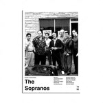 Une photographie de groupe de personnes devant un bâtiment en pierre, identifiées comme étant les acteurs principaux de la série télévisée "The Sopranos".