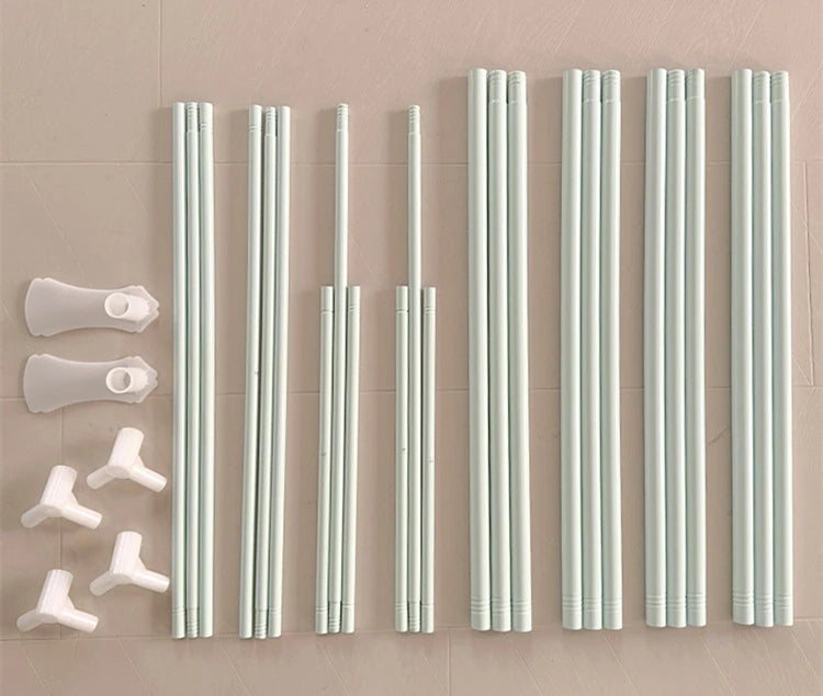 Tiges de support métalliques blanches de différentes tailles, utilisées pour soutenir et exposer des objets.