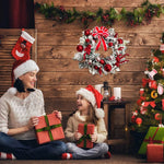 Couronne de Noël décorant une cheminée avec ambiance festive