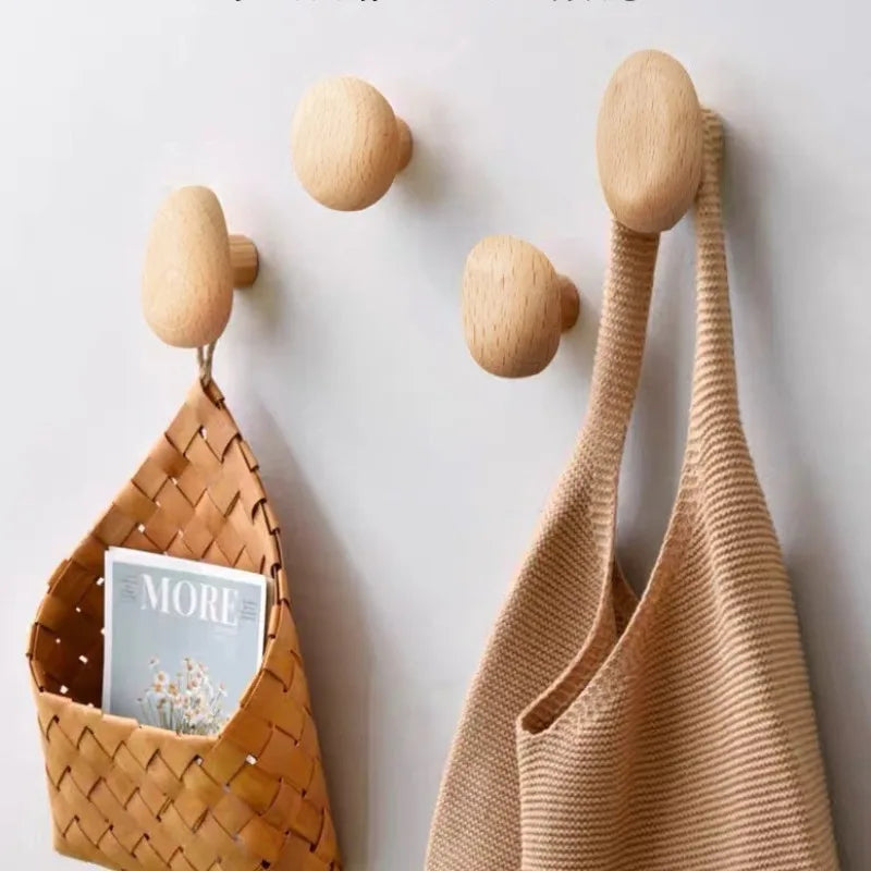 Patère murale design galet en bois gris clair sur porte