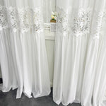 Rideaux élégants avec détails en dentelle, parfaits pour ajouter une touche raffinée à votre décoration intérieure. Idéaux pour le salon ou la chambre, ces rideaux blancs accentuent la lumière naturelle tout en préservant l'intimité. Transformez votre espace avec ce design délicat et esthétique.
